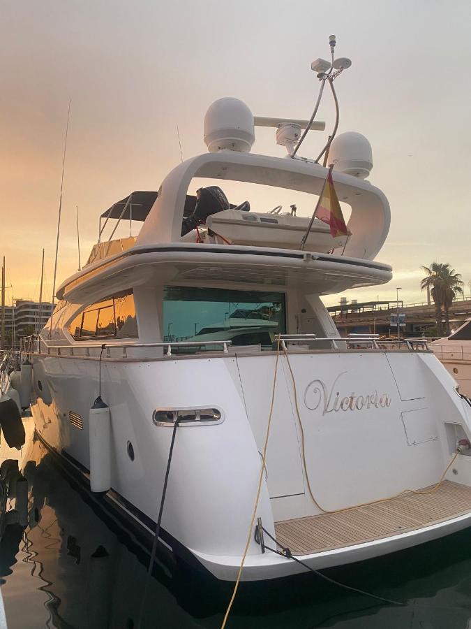 Yacht 20Metros Hotel Сант Адриа де Бесос Екстериор снимка