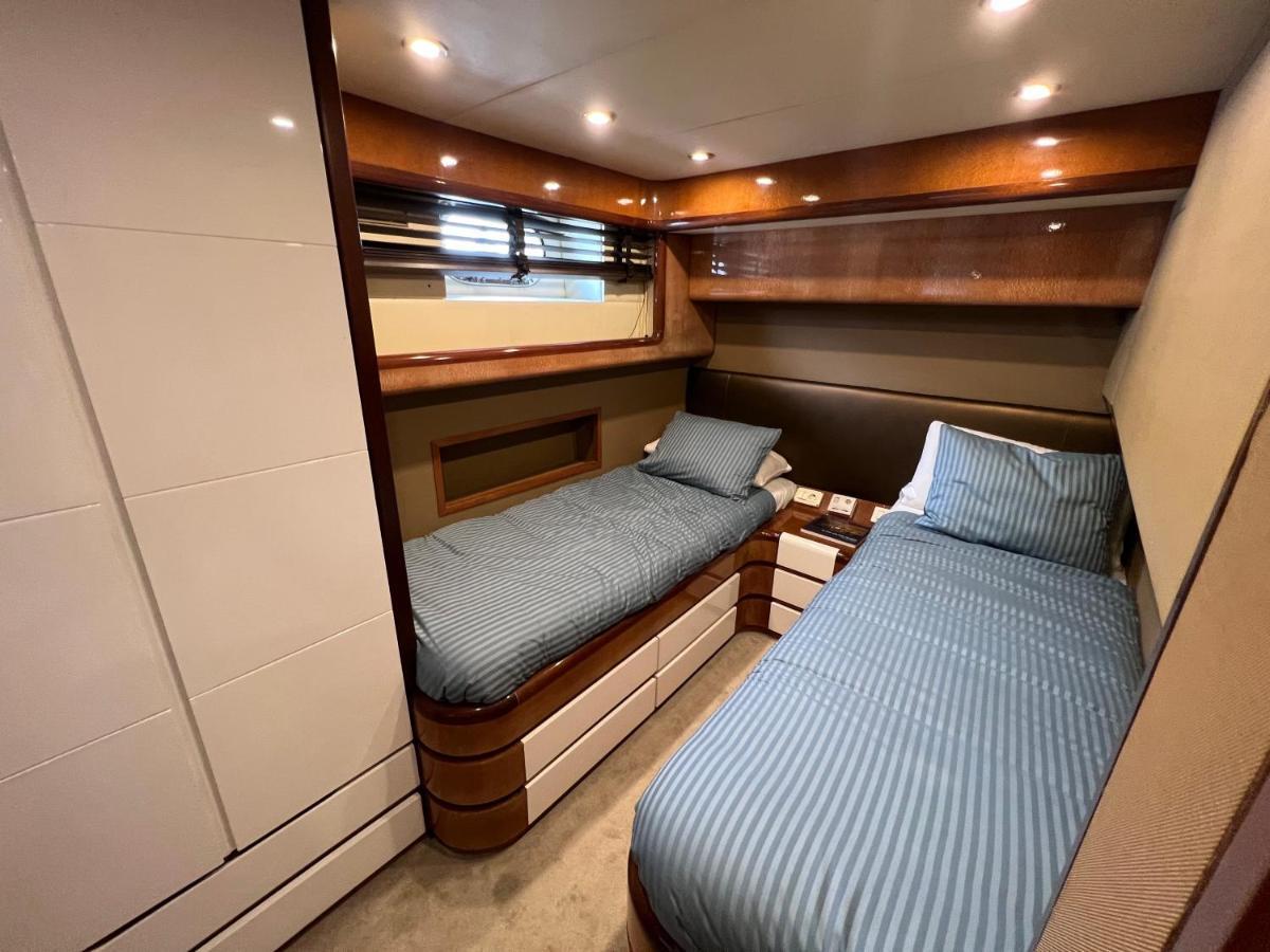 Yacht 20Metros Hotel Сант Адриа де Бесос Екстериор снимка