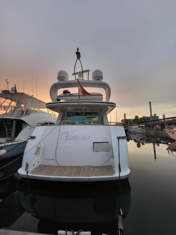Yacht 20Metros Hotel Сант Адриа де Бесос Екстериор снимка