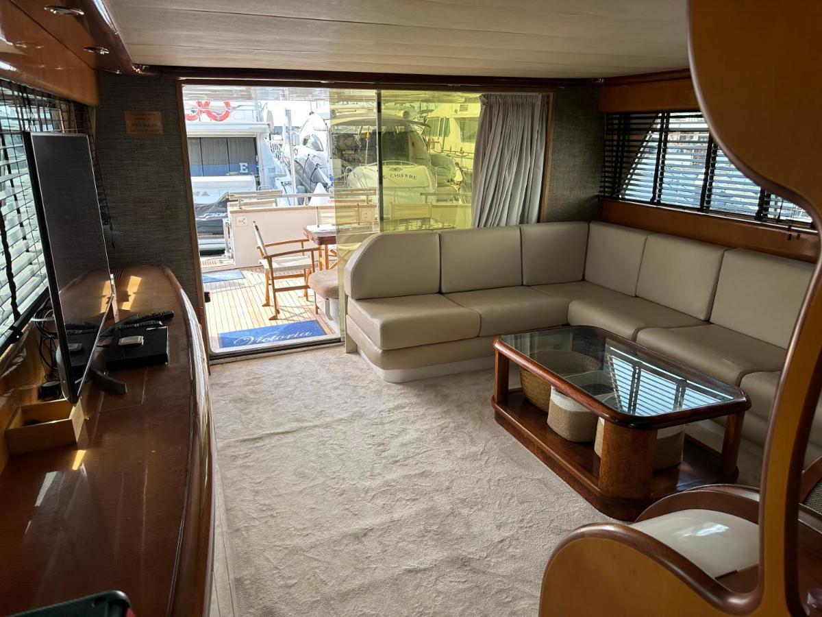 Yacht 20Metros Hotel Сант Адриа де Бесос Екстериор снимка