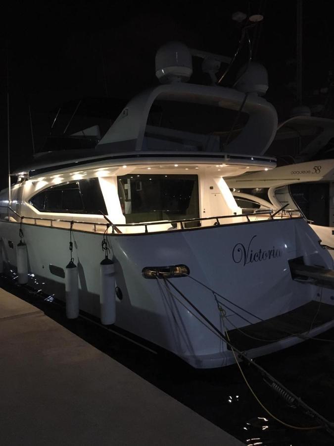 Yacht 20Metros Hotel Сант Адриа де Бесос Екстериор снимка