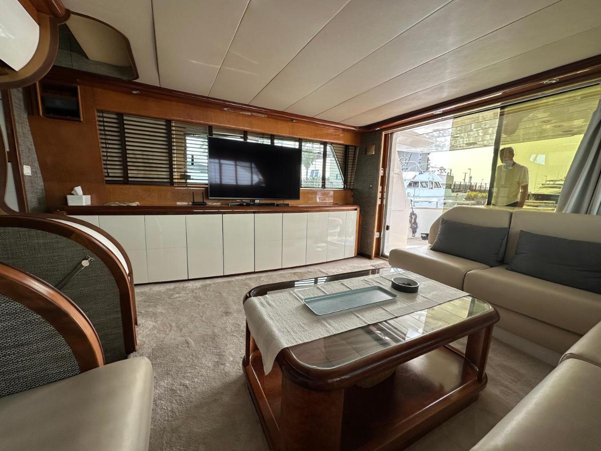 Yacht 20Metros Hotel Сант Адриа де Бесос Екстериор снимка
