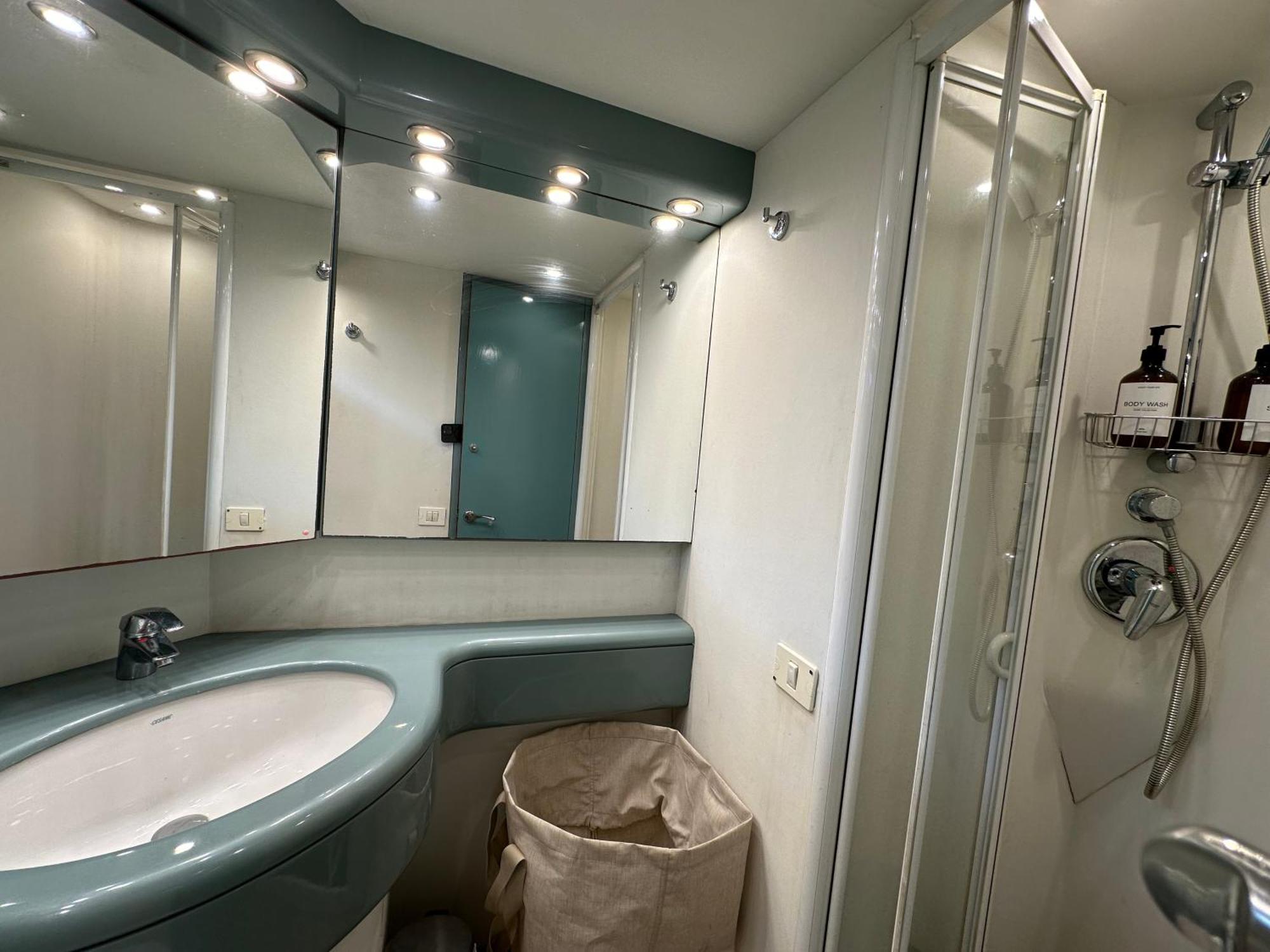 Yacht 20Metros Hotel Сант Адриа де Бесос Екстериор снимка